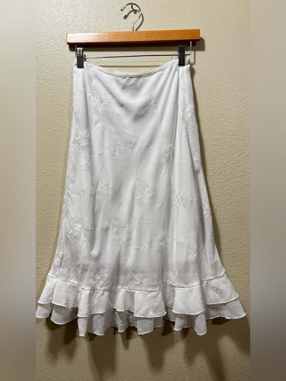 Pretty girl White Ruffled Midi Skirt - Elegant Floral Embroidery